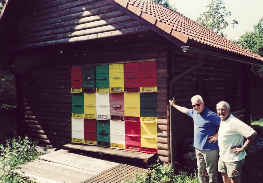 Pred svojim starim čebelnjakom v Borovnici z bratom Marijanom